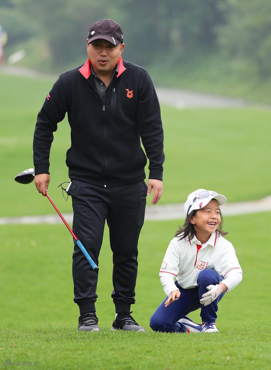 赛后全家福，刘国梁夫妇与双胞胎女儿笑容灿烂，共享荣耀时刻