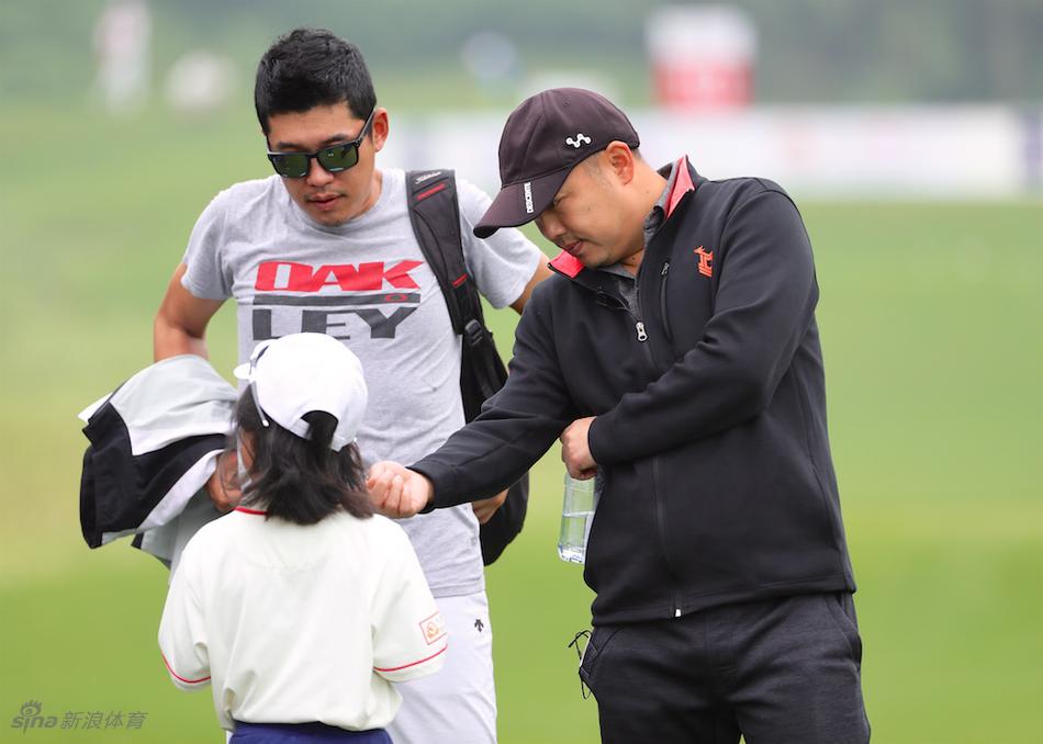 刘宇婕手持奖杯与父母合影，眼中充满对未来的坚定与自信