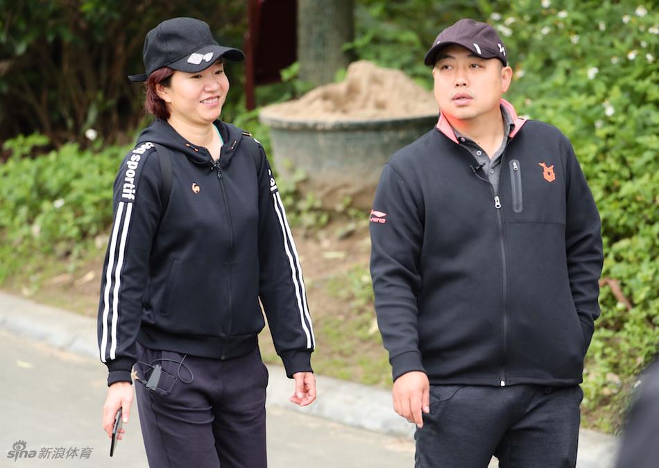 小白球在空中划出优美弧线，飞向远方的果岭