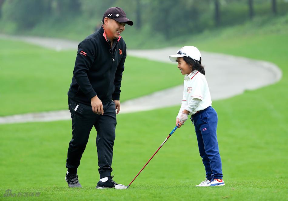 刘宇婕全神贯注地挥杆击球，动作流畅而充满力量