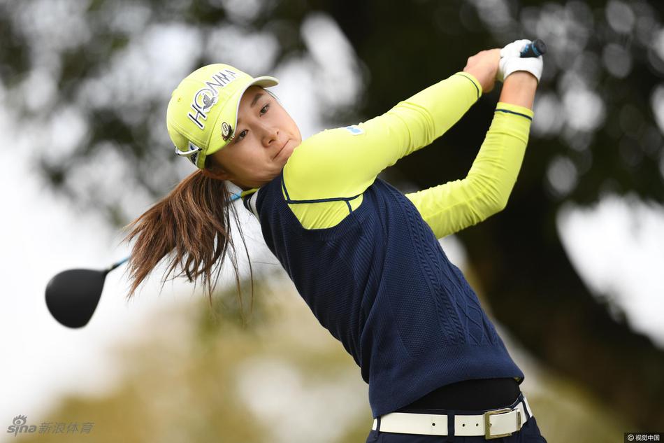 若林舞衣子面带灿烂笑容，正在冠军记分牌前为热情球迷签名留念