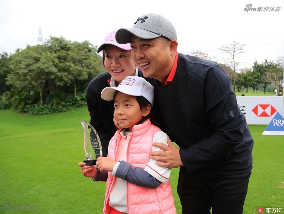 刘宇婕全神贯注地站在发球台，目光坚定地望向前方，稚嫩的手臂正蓄力准备开出至关重要的一球。