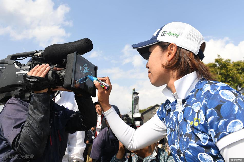 森田遥于漫天樱花雨中优雅挥杆，白色球杆与粉色花瓣构成绝美瞬间
