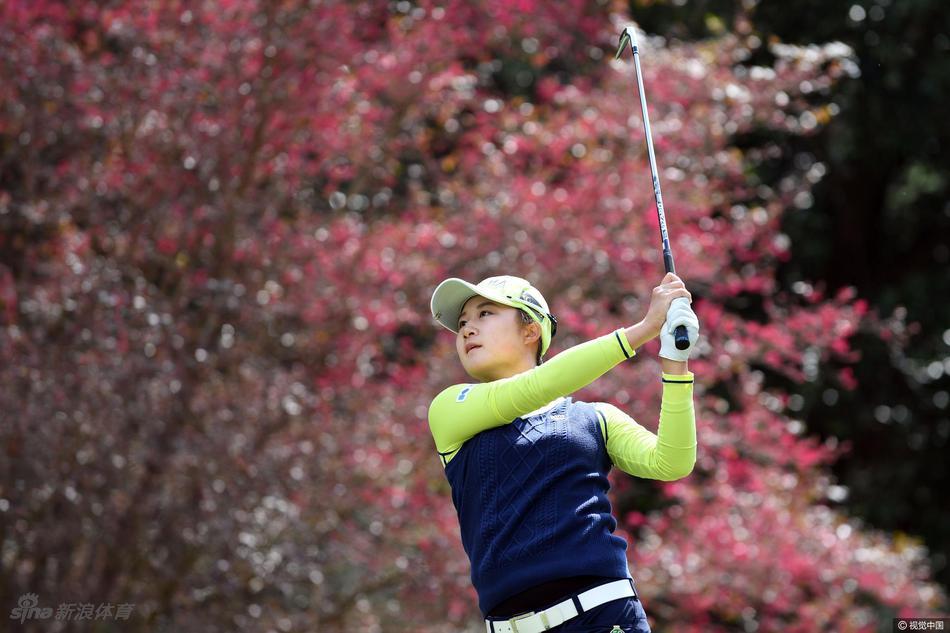 韩国名将金美贞在球道上冷静观察，准备做出精准的击球选择