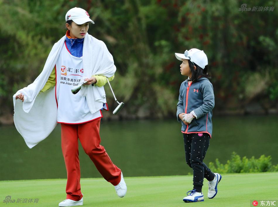 赛场上，小宇婕与她的成年球童并肩而行，认真讨论策略，展现了她独立与成熟的一面。