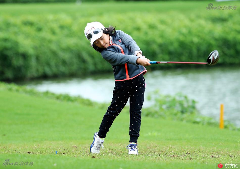 颁奖台上，手持季军奖杯的刘宇婕笑容腼腆却自豪，这是她运动生涯中一个值得纪念的里程碑。