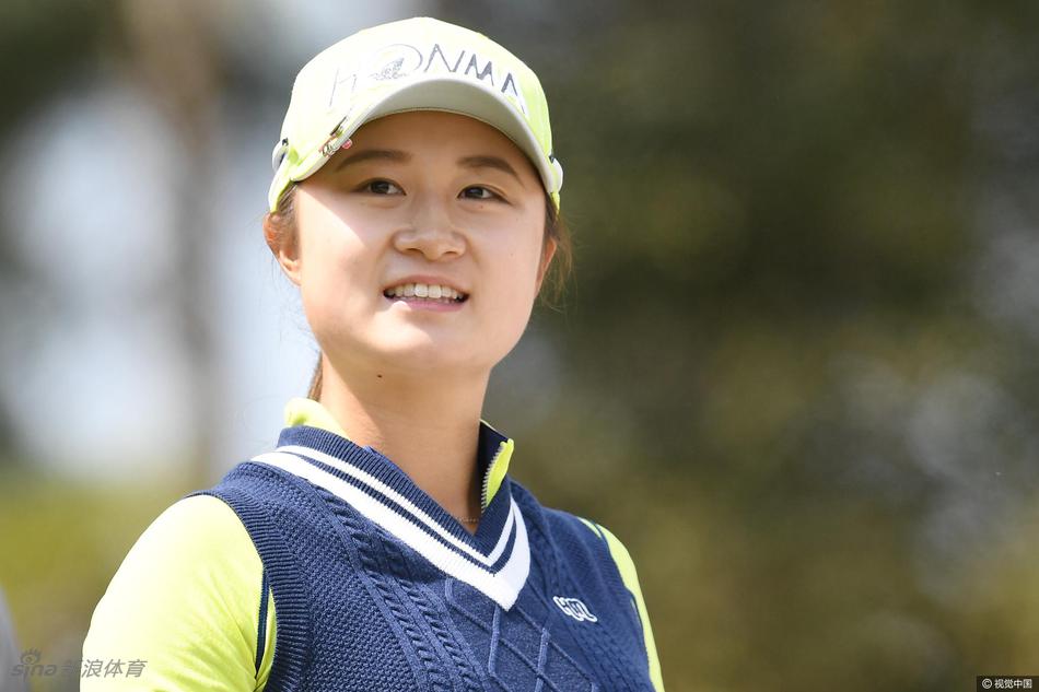 森田遥神情自若，在樱花树下轻松进行开球准备，姿态优雅而自信