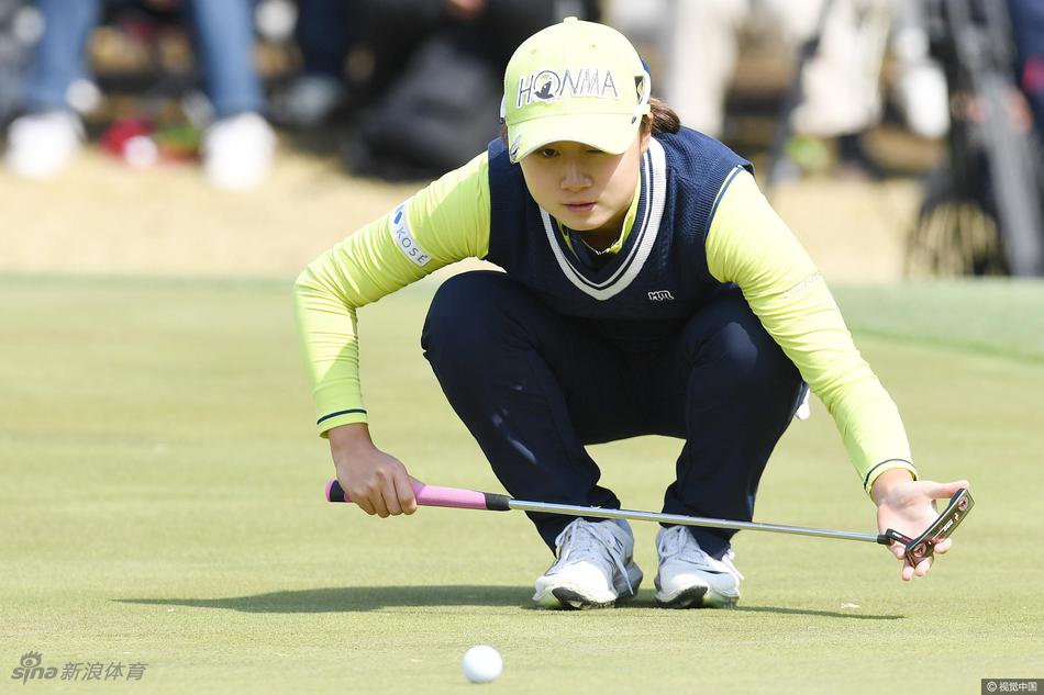 冠军若林舞衣子高举双臂，在第十八洞果岭尽情释放胜利的狂喜