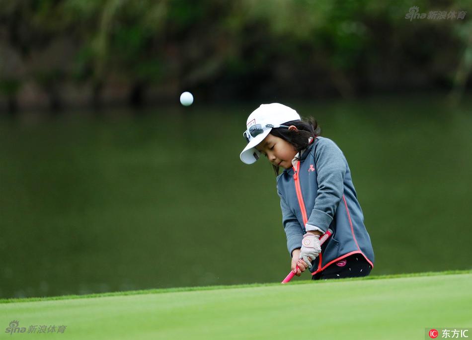 刘宇婕在果岭边精细切杆，动作标准而专注，展现了她超越年龄的扎实基本功与沉稳气质。