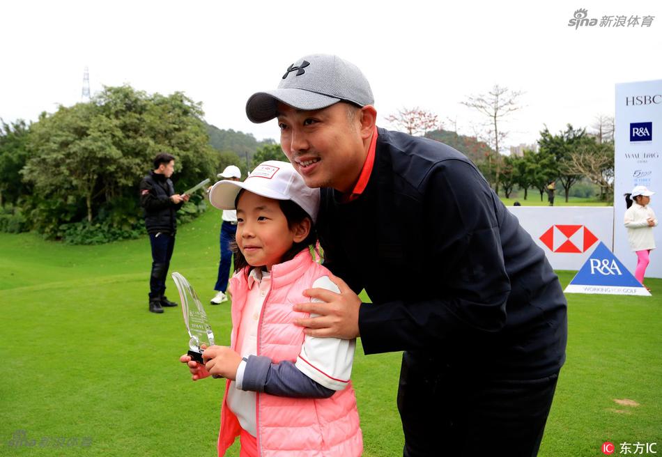 刘国梁赛前化身按摩师，蹲在绿茵场边神情专注地为女儿刘宇婕放松小腿，父爱在无言的动作中静静流淌。