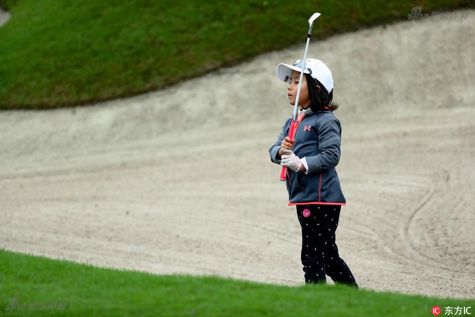 面对沙坑挑战，刘宇婕毫不怯场，正专注地执行救球策略，沙砾飞扬间彰显小将的沉着与勇气。