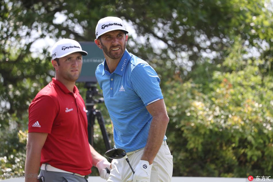 达斯汀约翰逊与球童激动相拥，多年的默契合作终于收获最甜美的果实