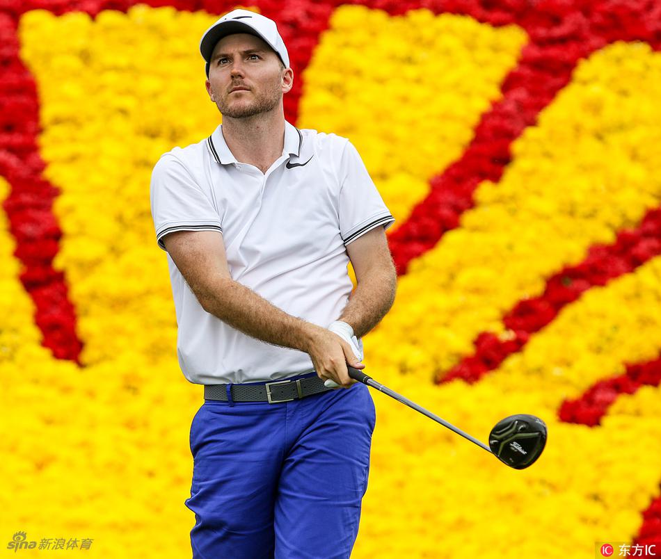 罗素-亨利在决赛轮开球,目光如炬,神情专注,仿佛已经预见了即将到来的胜利风暴。