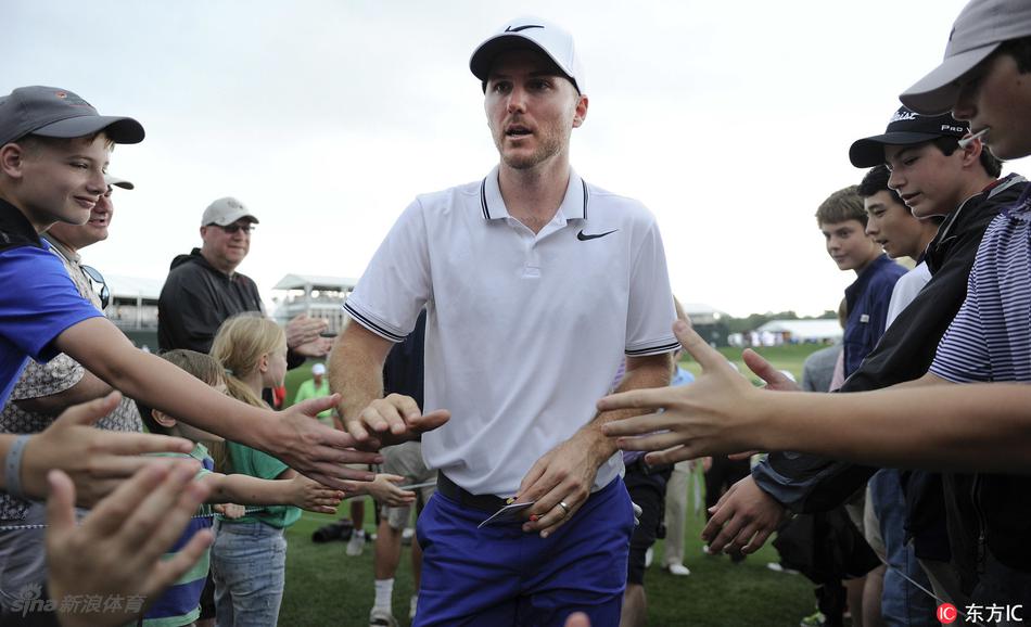 亨利高举休斯敦公开赛冠军奖杯,尽情享受来自全场观众的欢呼与致敬,荣耀尽归于他。