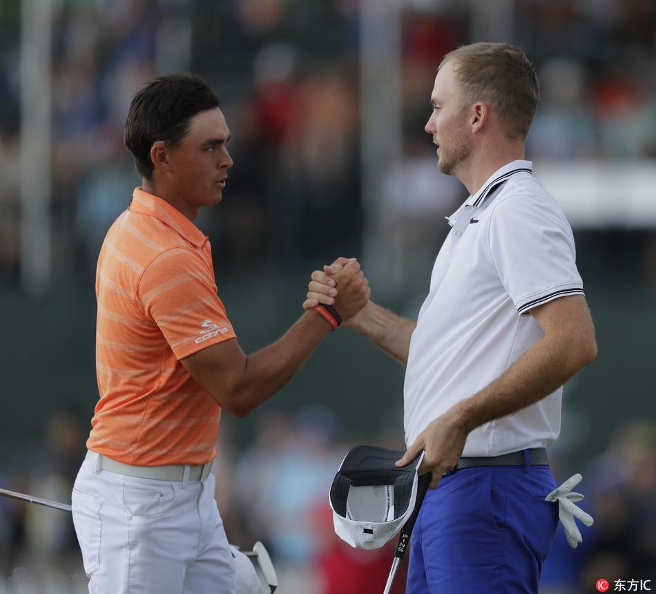 亨利在比赛中进行关键性的切杆,球杆划出优美的弧线,小球应声落在果岭旗杆附近。