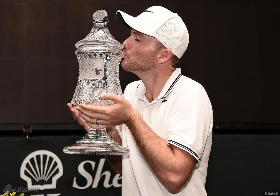 亨利在果岭上凝神推击,背景是郁郁葱葱的休斯敦高尔夫俱乐部球场,这一推为他奠定了夺冠的基石。