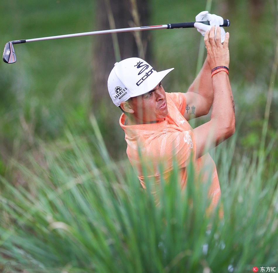 同组竞技的福勒与亨利在球道上并肩前行,这张照片捕捉了竞赛中的专注与相互尊重。