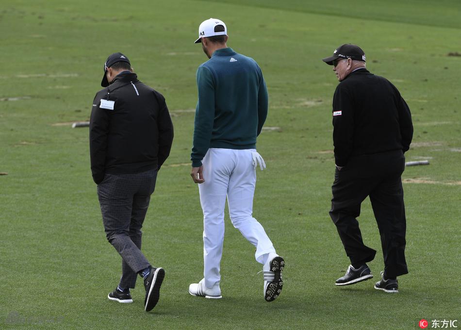 达斯汀独自一人转身离开赛场,他的背影在奥古斯塔的绿茵中显得格外孤独和失望。