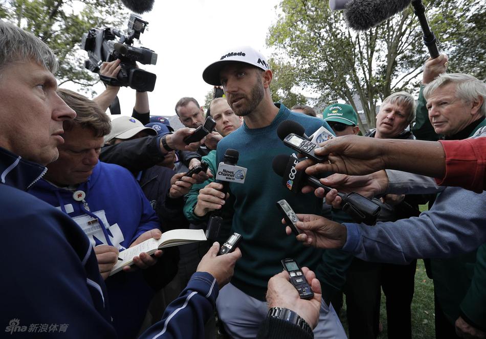 达斯汀在练习果岭边与团队进行最后的沟通,每个人的表情都显得无比沉重。