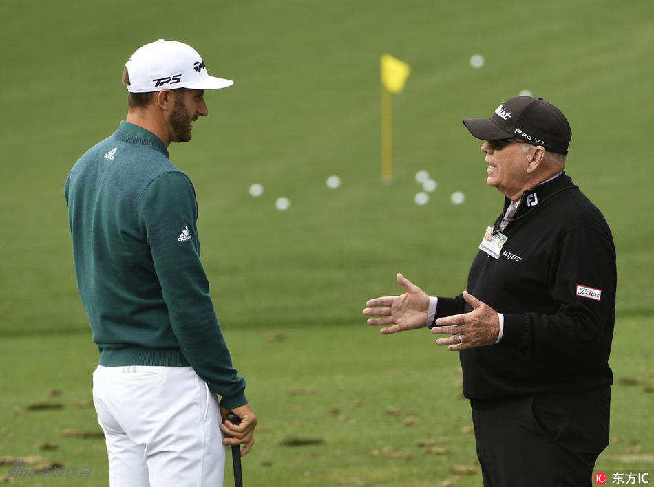 达斯汀与教练哈蒙在赛场边进行焦急而简短的商议,两人的表情都充满了忧虑和不确定。