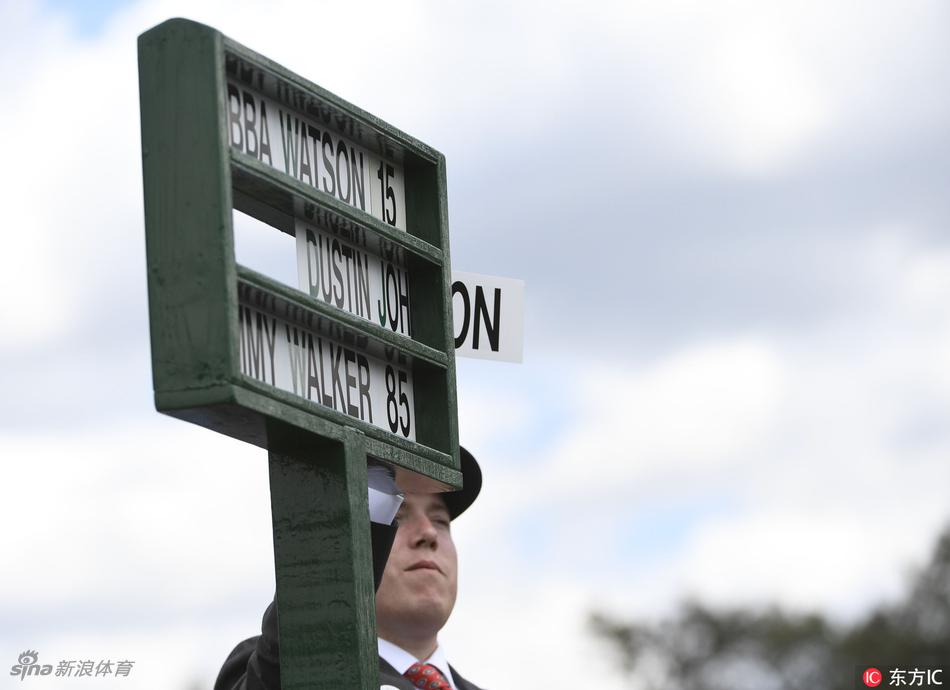 达斯汀面对镜头露出苦涩而无奈的微笑,眼中尽是对命运的无力感。