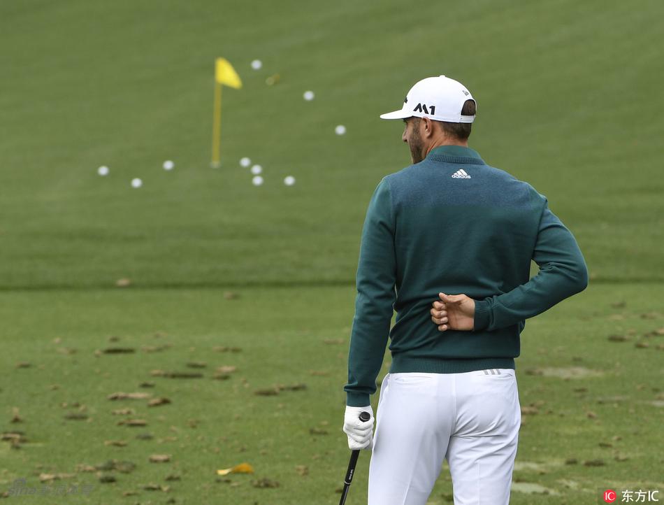 达斯汀在练习场紧皱眉头尝试挥杆,每一次上杆都因背部的剧痛而显得异常艰难和克制。