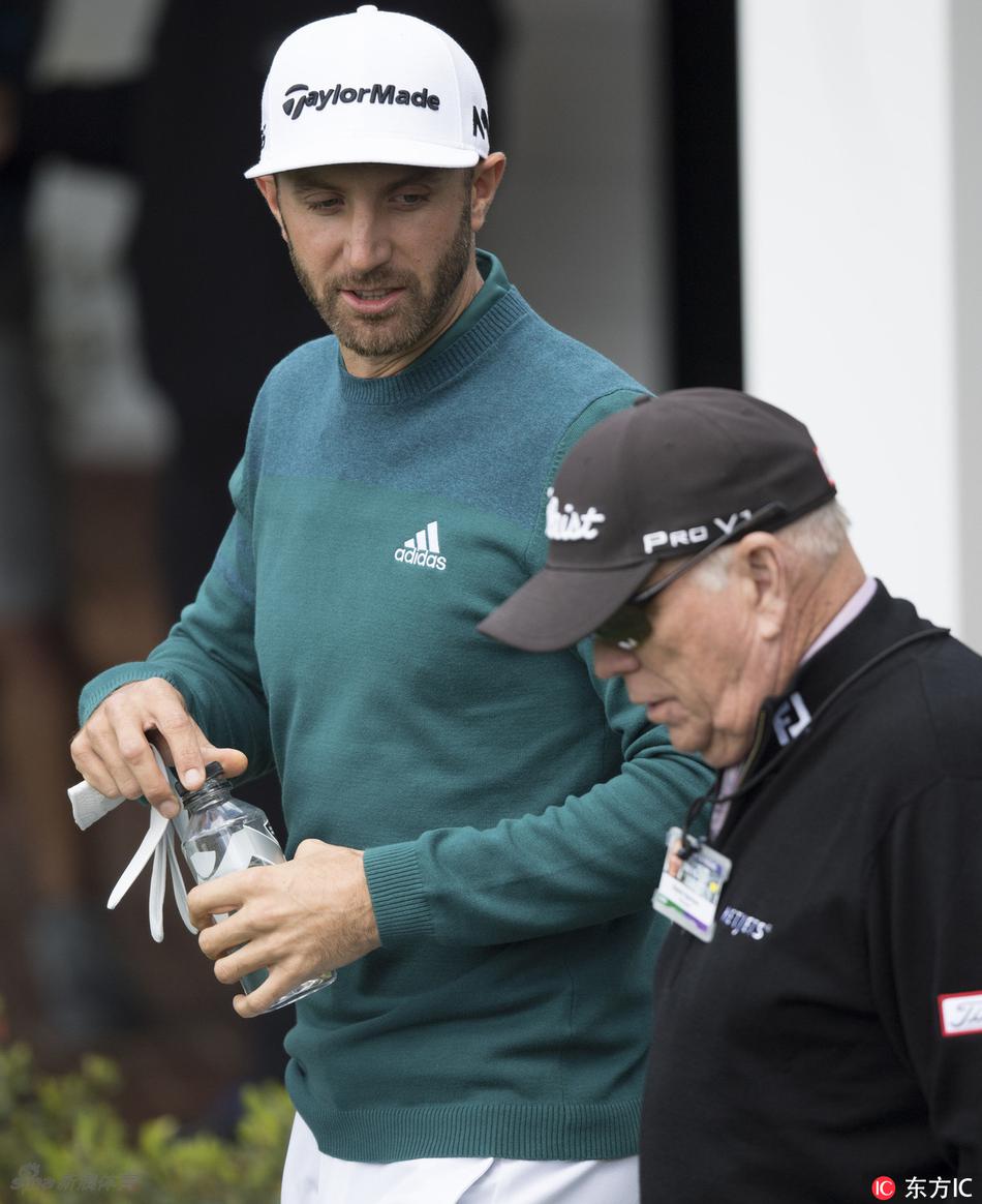 工作人员正从领先榜上取下达斯汀的名牌,这个简单的动作象征着他本次大师赛之旅的无奈终结。