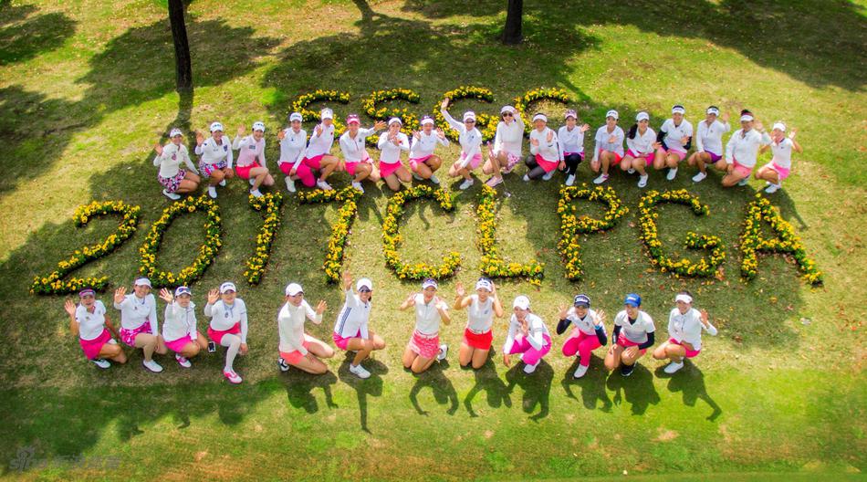 赛前合影中，女球手们神态轻松而目光坚定，展现了大赛来临前从容不迫的团队气势