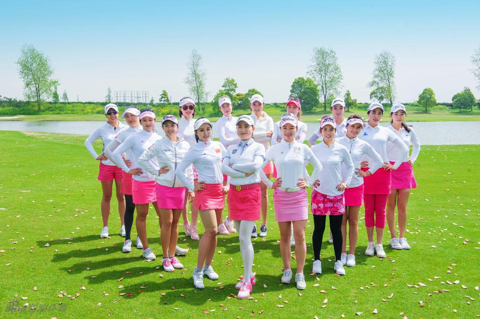 中国女子高尔夫新生代球手身着统一队服，在绿茵场上展露自信微笑与青春风采