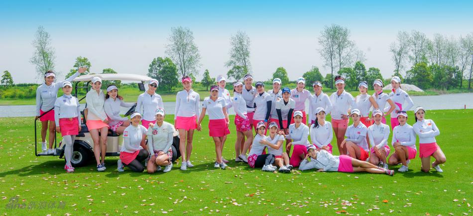 蓝天绿草间，中国军团成员并肩而立，身后是广阔的比赛场地，象征着她们迈向未来的无限可能