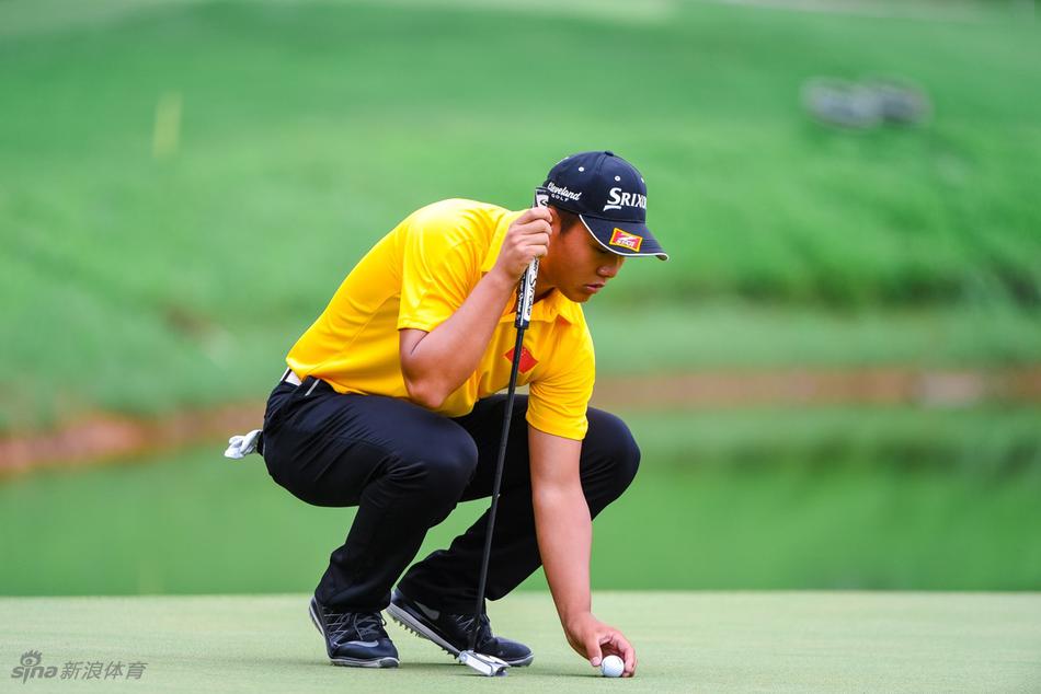 刘晏玮屏息凝神准备推杆，全场寂静等待那决定冠军的一击。