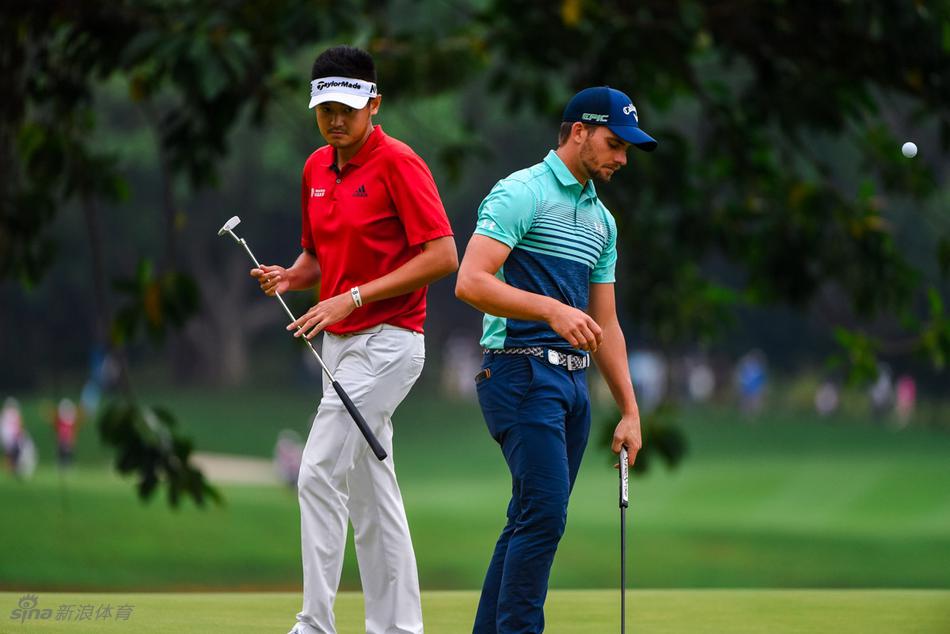 刘晏玮站在果岭上仔细观察地形与球线，思索着最精妙的下一杆。