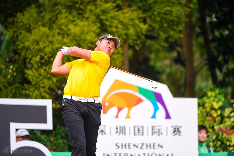 刘晏玮与外国球童并肩观察球场，专注商讨攻果岭策略。