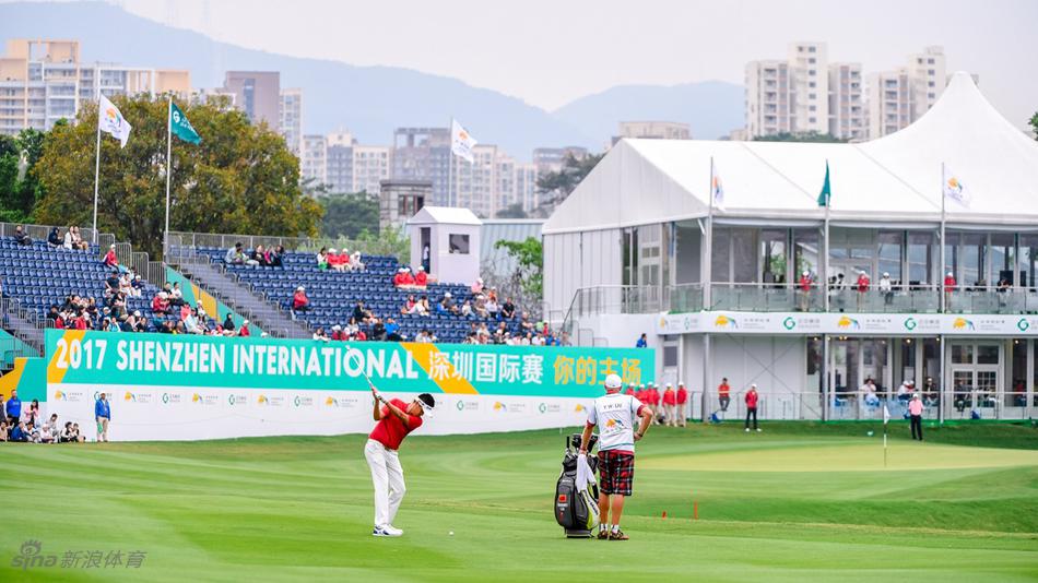 刘晏玮与裁判认真沟通规则，体现其对比赛严谨专业的态度。