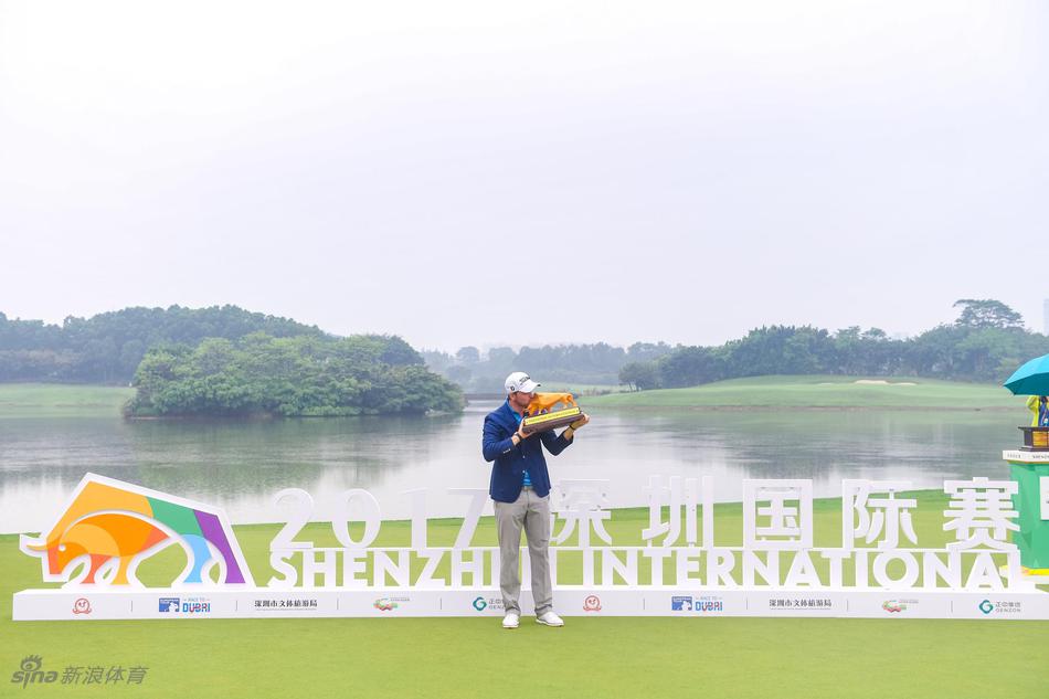 弗利特伍德向观众致意，虽败犹荣，其顽强表现赢得所有人尊重