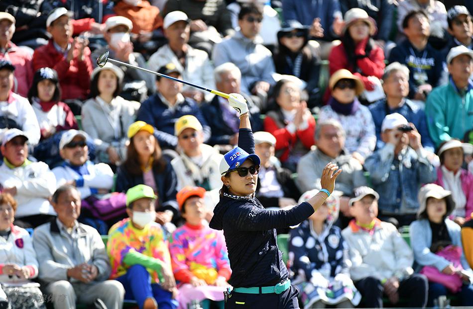 造型独特的龟背果岭紧紧依偎在太平洋岸边，巨浪拍打着礁石，展现出球场壮观的自然景观