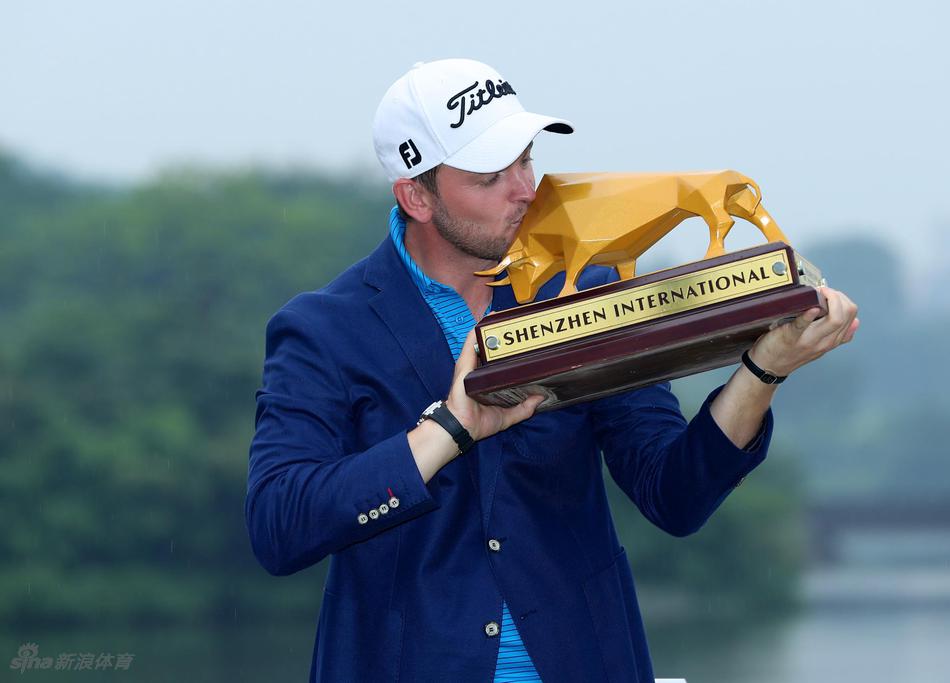 弗利特伍德在沙坑中精彩救球，眼神坚毅，展现不屈斗志