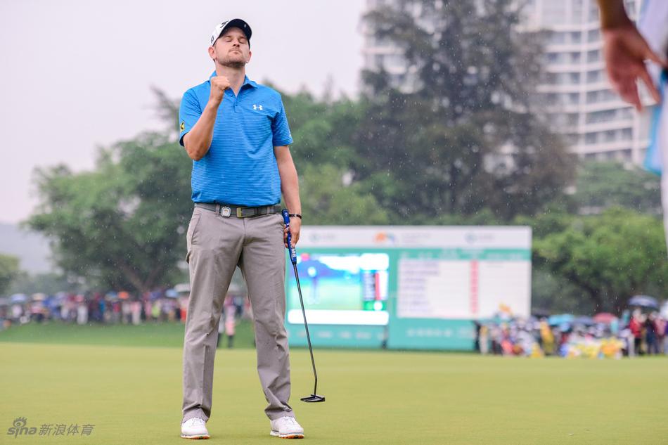 维斯伯格俯身完成制胜一击，冠军推杆应声入洞，瞬间激情释放