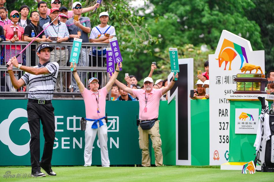 维斯伯格冠军推杆进洞瞬间，团队与观众陷入沸腾，背景是美丽的深圳赛场