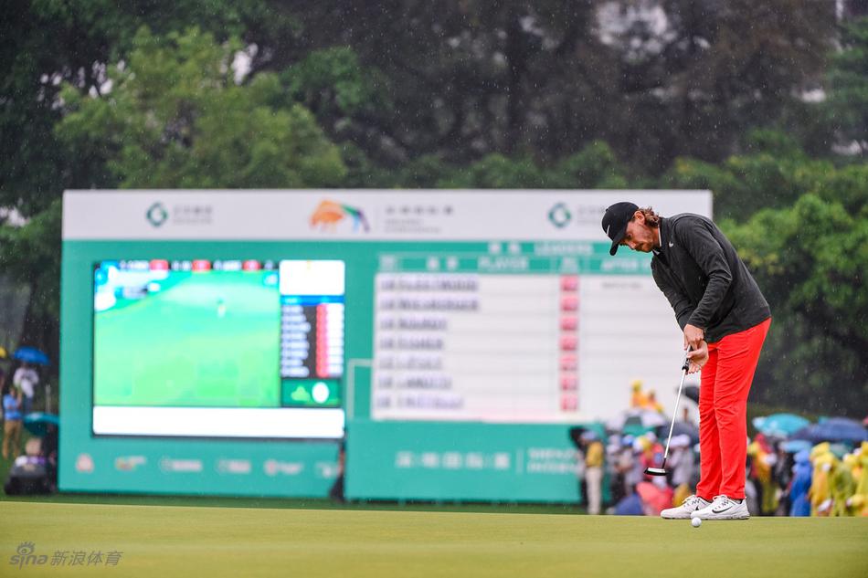 巴巴·沃森与2017深圳国际赛精美奖杯合影，笑容亲切，彰显大将风范