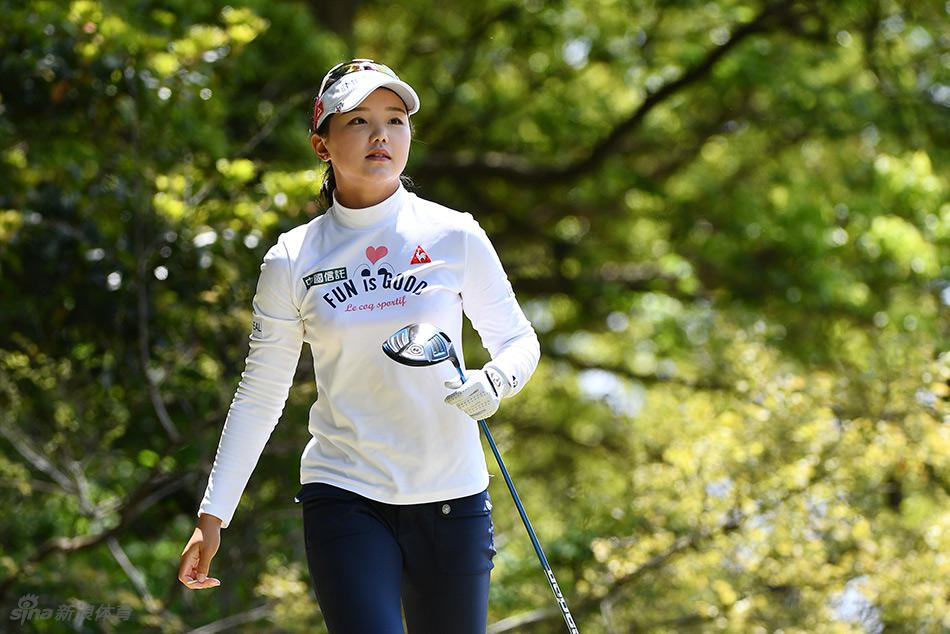 成田美寿寿挥杆动作流畅而有力，整套动作潇洒自如，尽显职业高尔夫球员的扎实功底