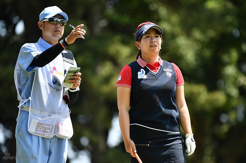 一位球员在开球失误后快速跑步前进，争分夺秒地追赶时间，表情中透着专注与决心