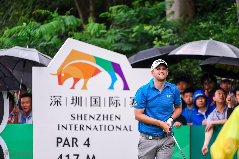 维斯伯格激动地高举深圳国际赛冠军奖杯，阳光洒落，荣耀满身