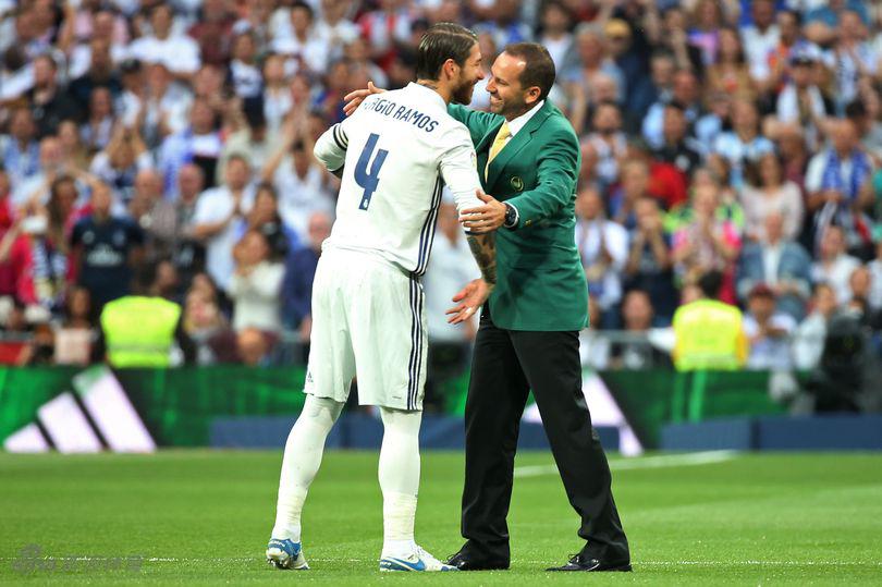 加西亚与未婚妻安吉拉在伯纳乌看台上并肩而坐，共同观看这场世纪对决