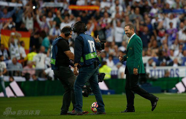 加西亚在开球前神情专注地整理手套，身旁的足球静静等待比赛开始