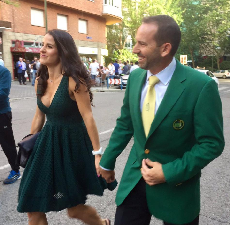 加西亚面向镜头露出标志性笑容，绿夹克在伯纳乌的灯光下格外耀眼