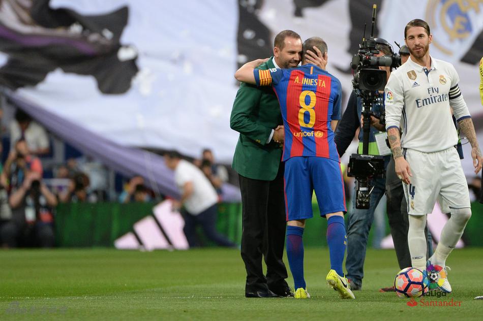 加西亚走在伯纳乌球场的草皮上，背景是繁星点点的观众看台，气氛恢宏