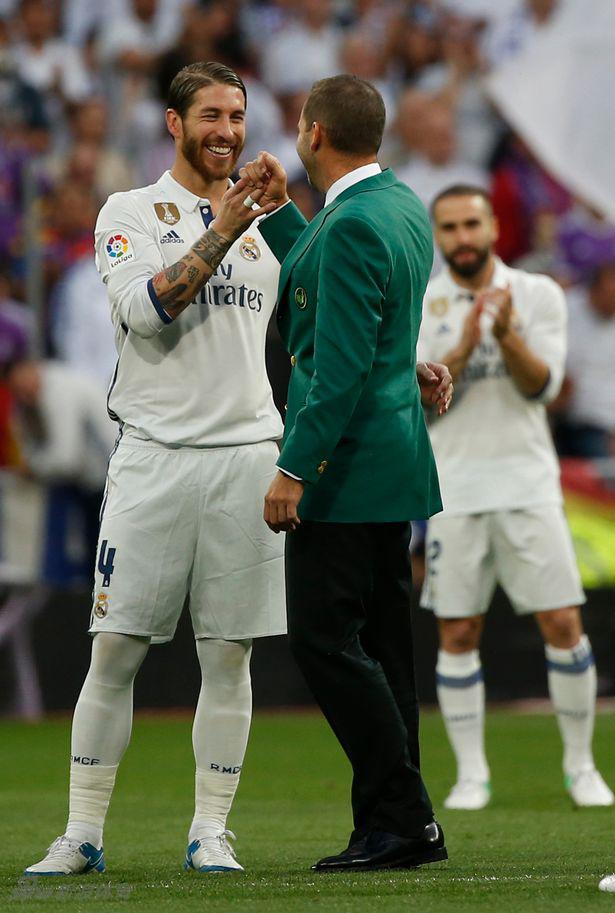 加西亚与皇马队长拉莫斯在中圈亲切拥抱，两位同名塞尔吉奥的相遇定格于此