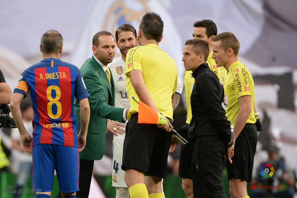 加西亚身着象征高尔夫最高荣誉的绿夹克，在伯纳乌球场中央向四周观众挥手致意