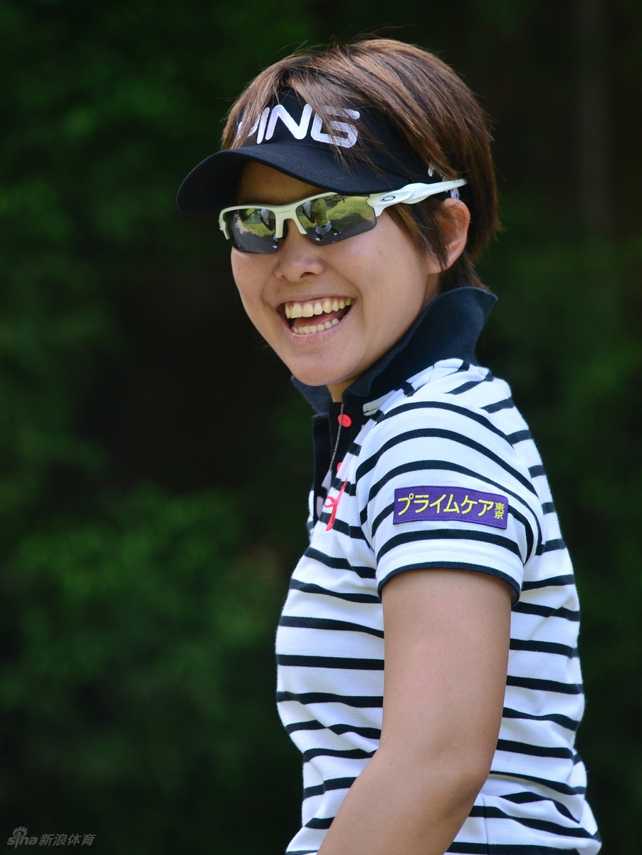 比赛结束后，球员与志愿者亲切互动并赠送纪念品，温馨的场景体现了赛事社区互助友爱的精神内核。